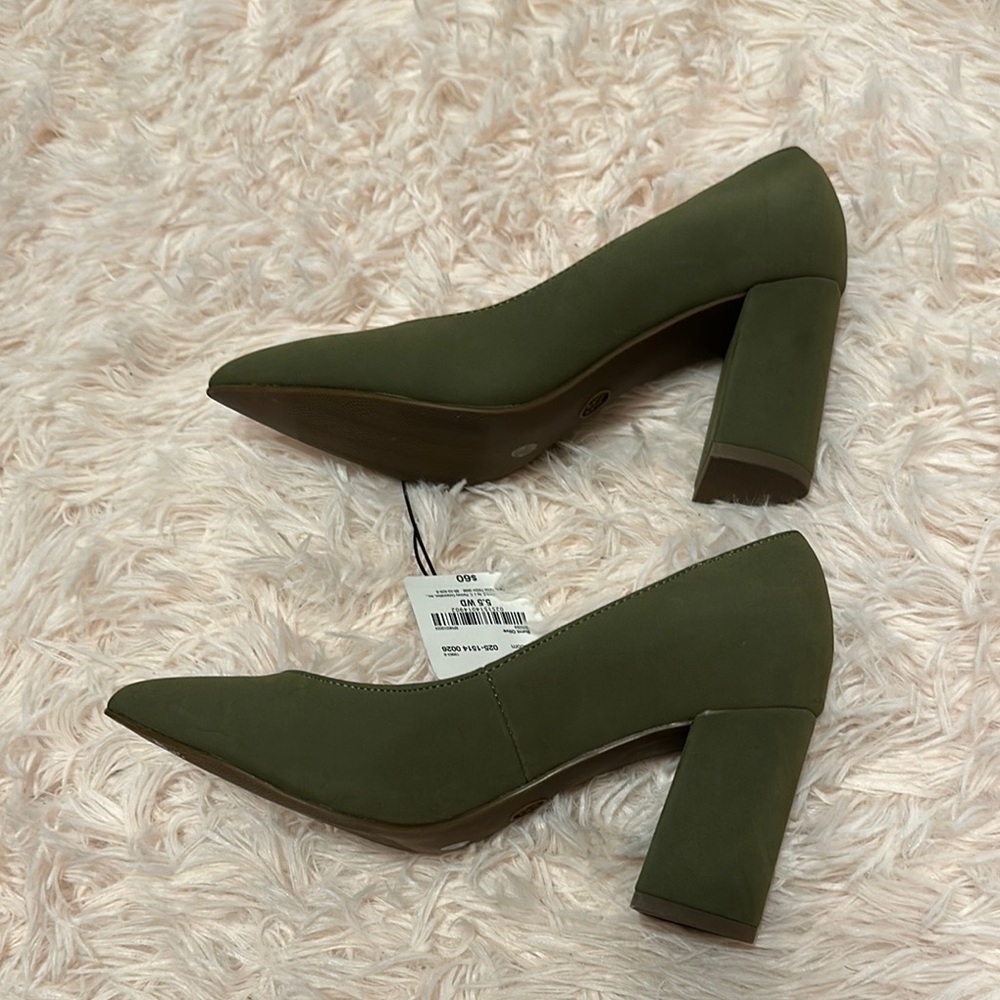 Liz Claiborne Burnt Olive Memory Foam Pumps size 5.5 wide - Picture 3 of 6